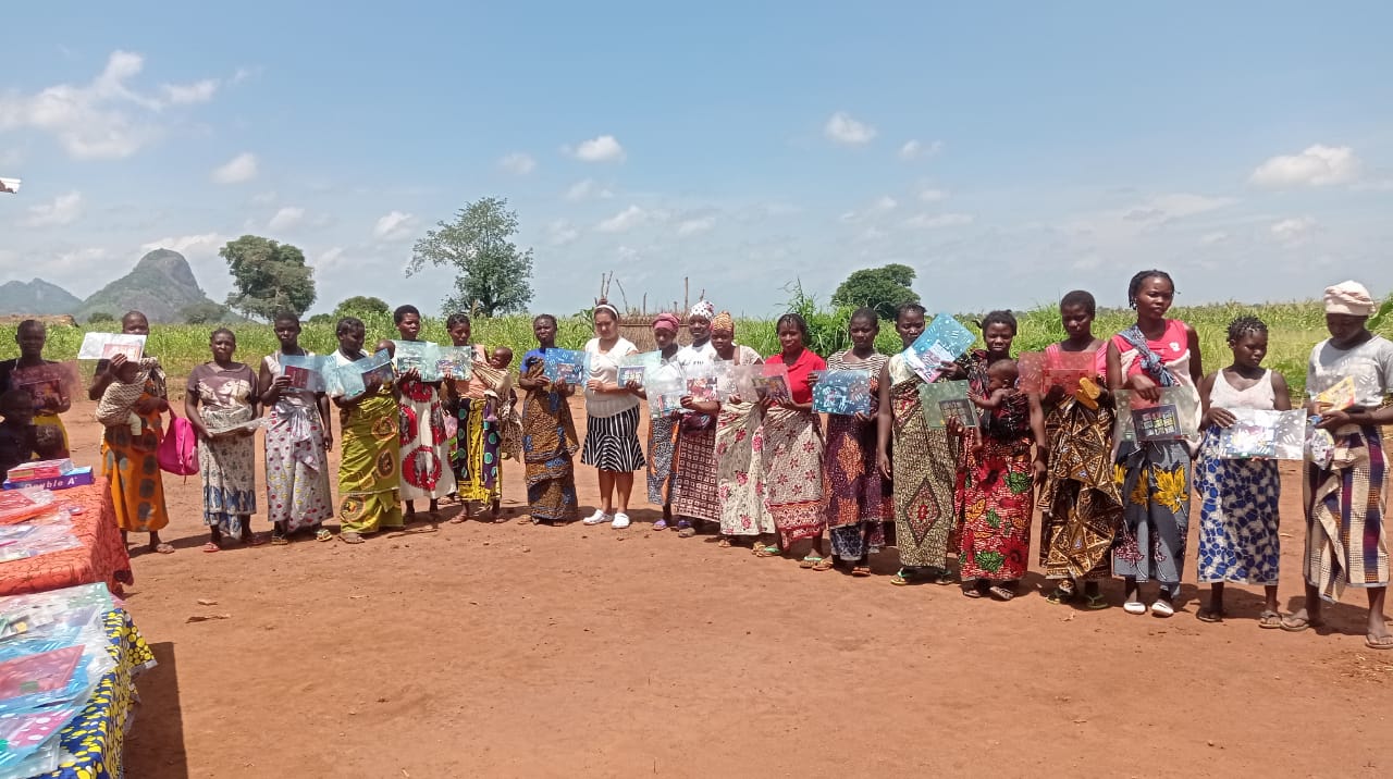 Os alunos do projeto Minha Igreja Educadora recebem kit escolar e fardamento