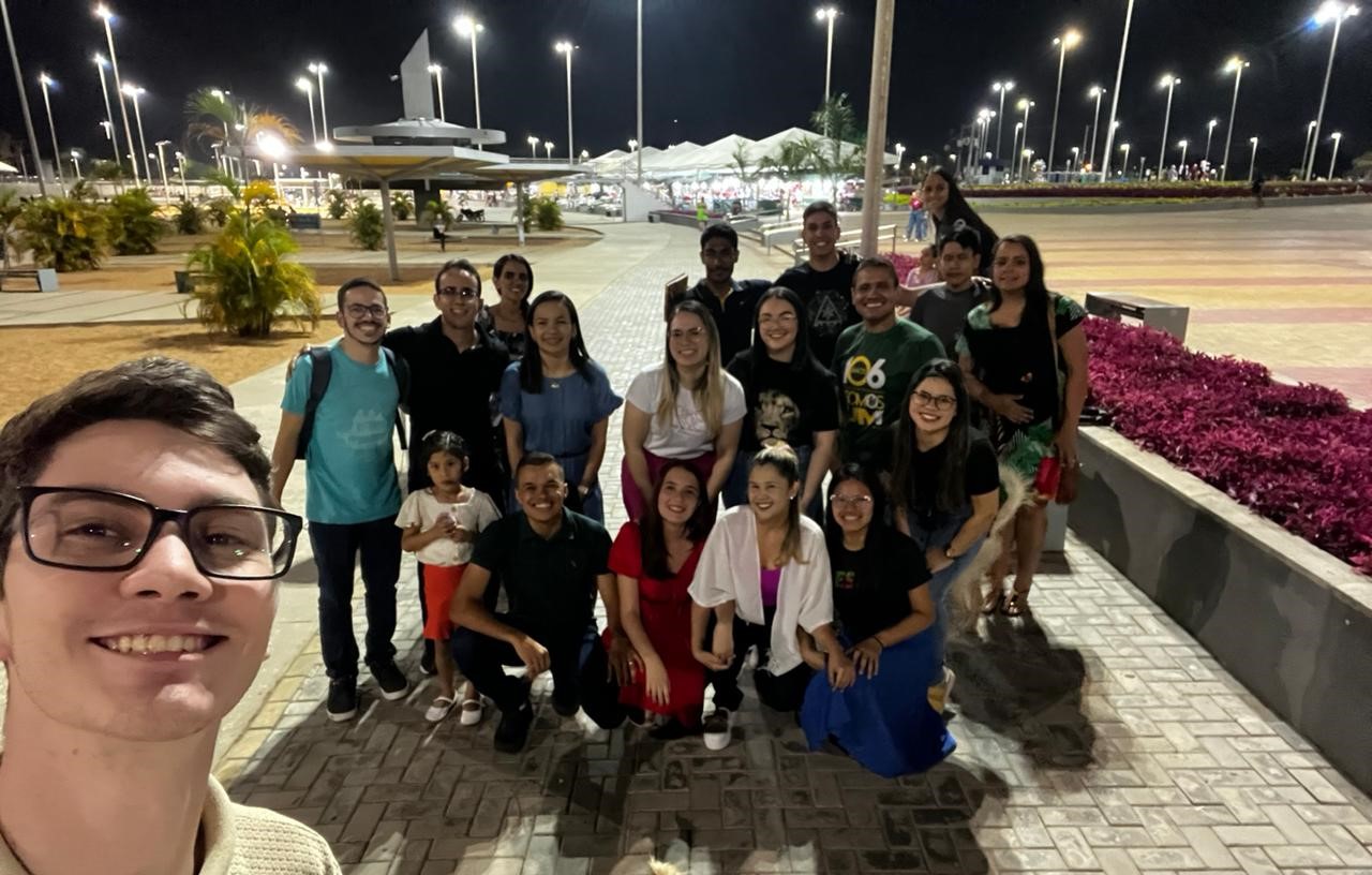 Uma pessoa aceita a Jesus na oração jovem feita pelo conjunto Rosa de Saron em praça pública