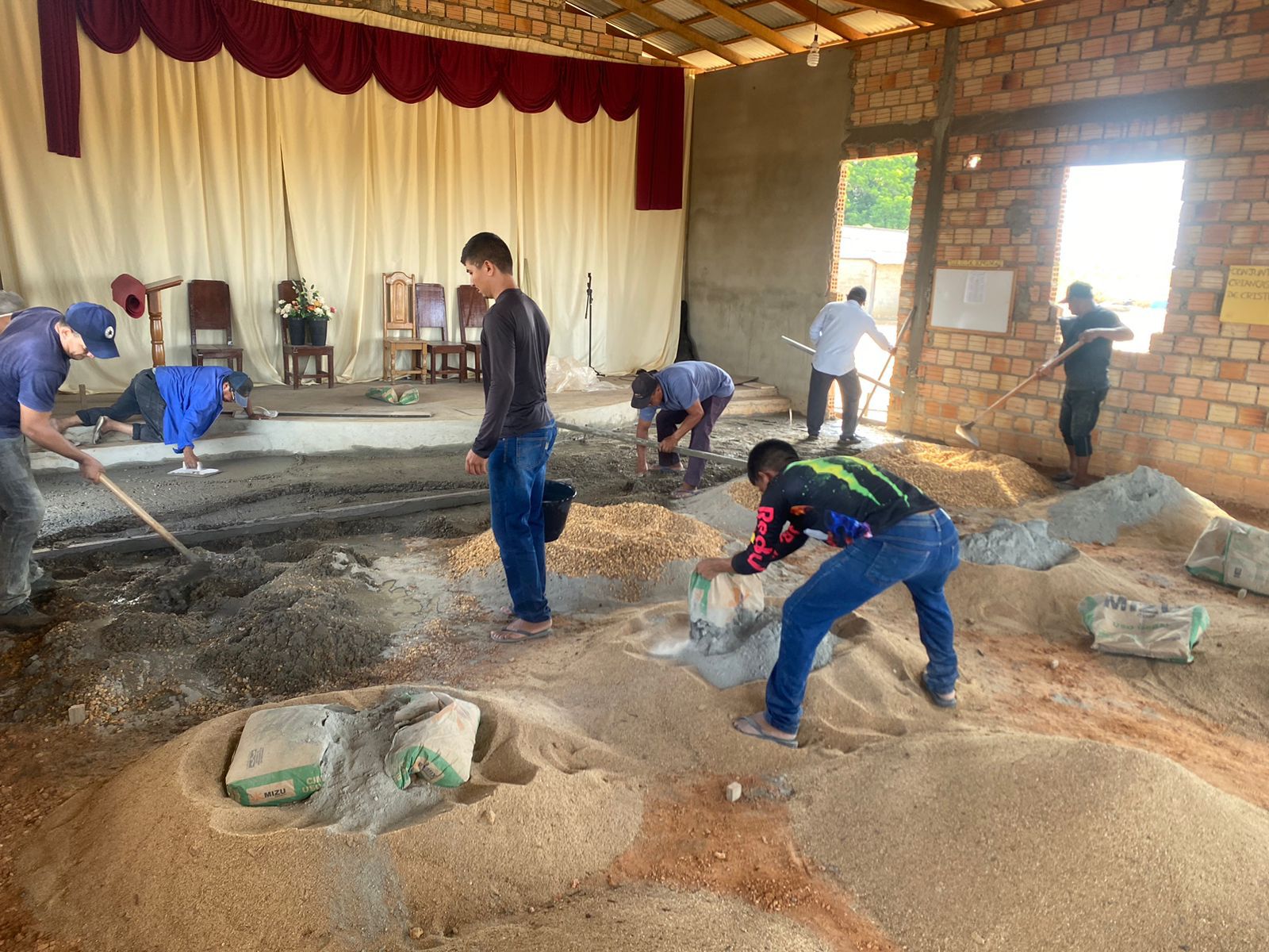 Piso da Congregação Filadélfia na Comunidade Indígena Zarabatana é Concluído com a Ajuda de Doações